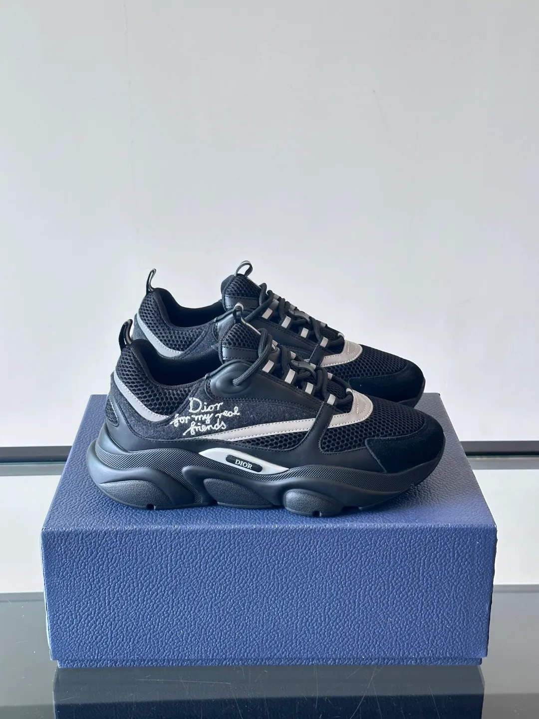 Factory price: 480💰 ◾️▫️Dior D®️ x 🆕 (high version) B22 men's jogging fashion sneakers, this single product draws inspiration from retro jogging shoes. It adopts a thick low-top design, with an upper made of black cow leather and mesh fabric, and a black and white engraved rubber sole. Black mesh fabric tongue and heel counters complement black laces, with an embossed "Di~r" logo embellishment on the side. These sneakers can be mixed and matched with a classic suit for a sporty chic look! Size: 39-45 (38, 46 can be customized)